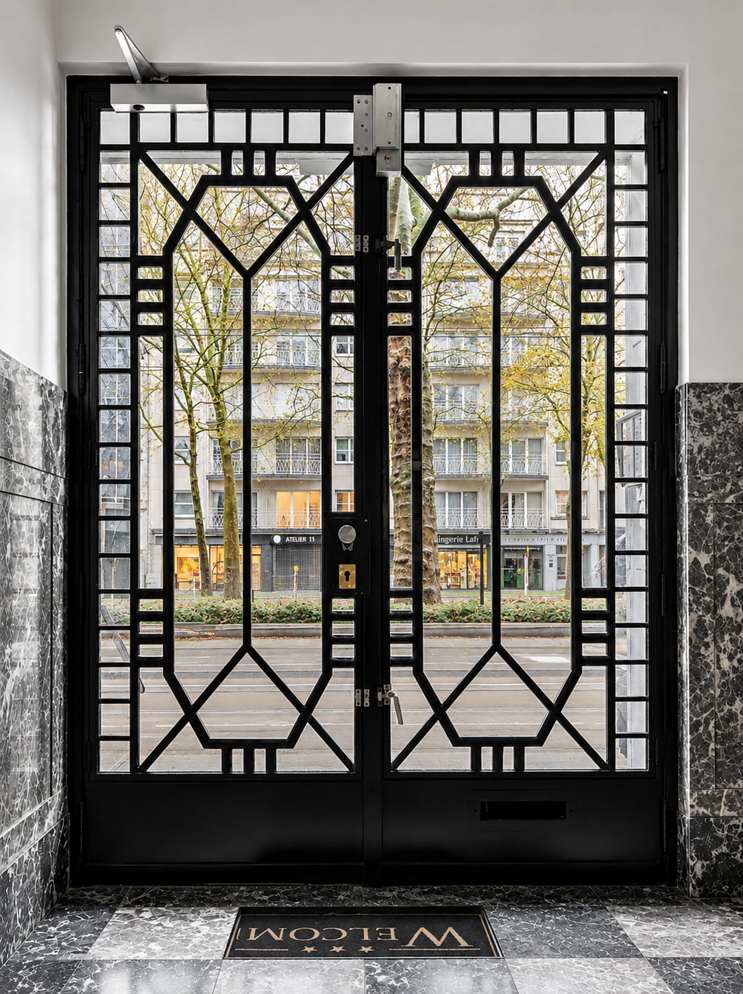 Porte métallique — rez-de-chaussée