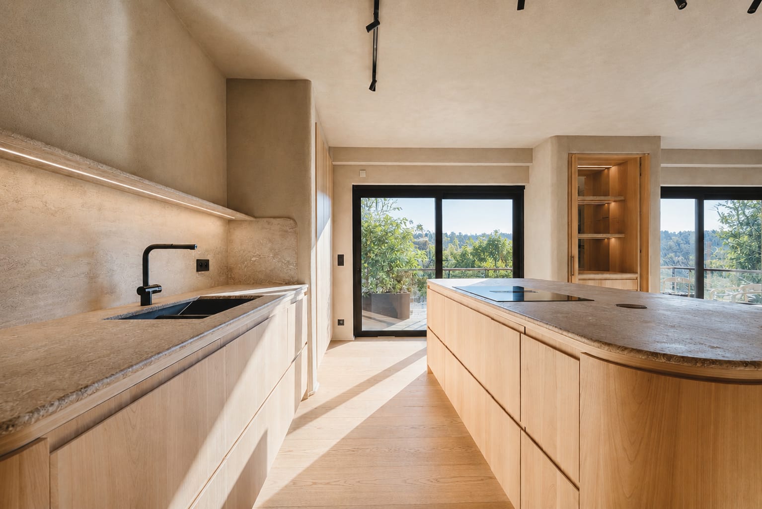Cuisine ouverte — vue sur le bâtiment